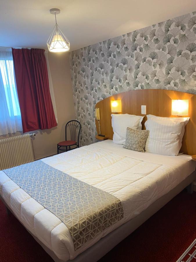 Logis - Hotel Et Restaurant Le Sofhotel Forges-les-Eaux Esterno foto