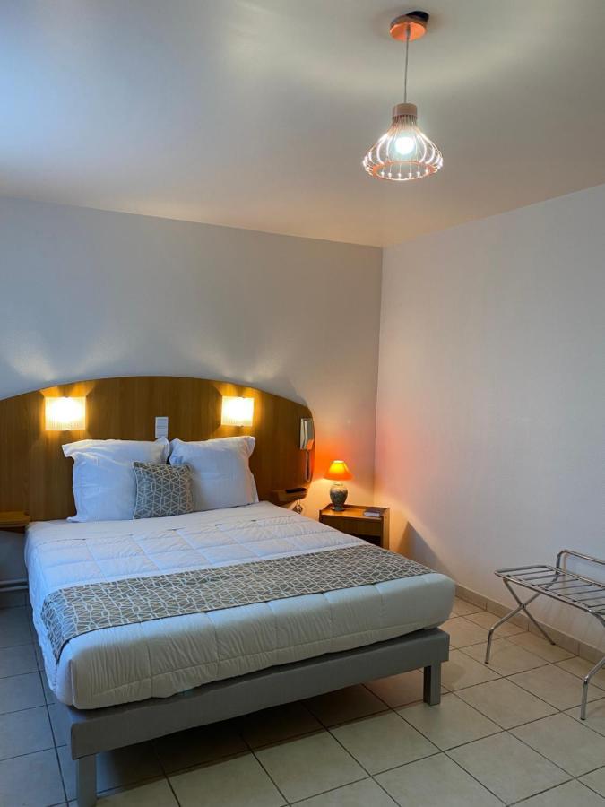 Logis - Hotel Et Restaurant Le Sofhotel Forges-les-Eaux Esterno foto