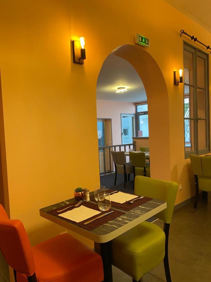 Logis - Hotel Et Restaurant Le Sofhotel Forges-les-Eaux Esterno foto