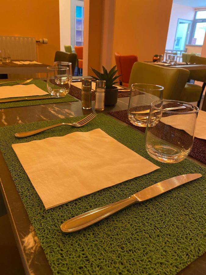 Logis - Hotel Et Restaurant Le Sofhotel Forges-les-Eaux Esterno foto