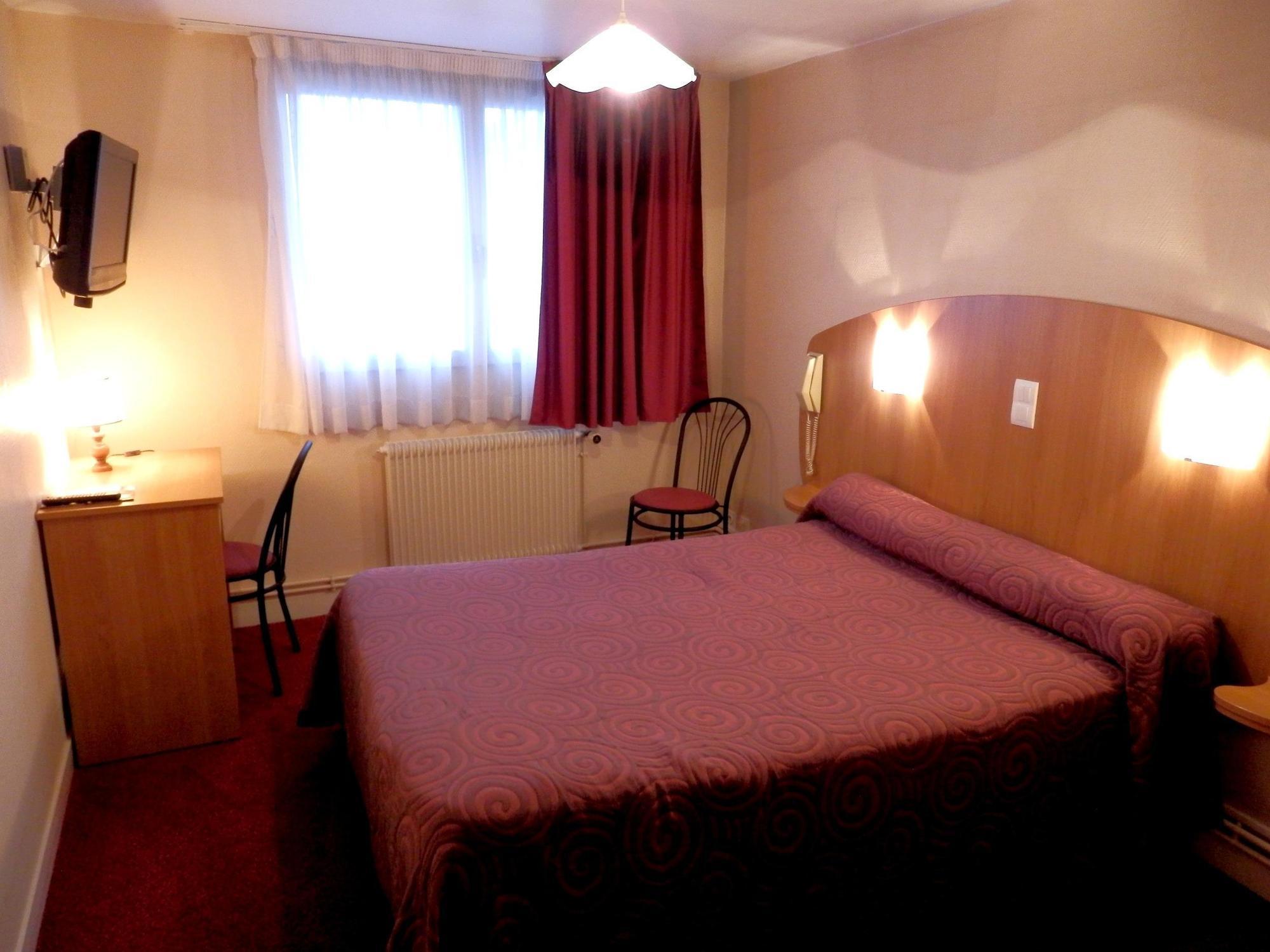 Logis - Hotel Et Restaurant Le Sofhotel Forges-les-Eaux Esterno foto